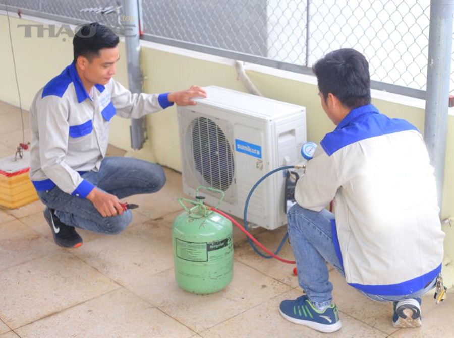 Nhiều cục nóng điều hòa đặt ngoài trời - nơi thường kiểm tra đường ống và hiện tượng bám tuyết