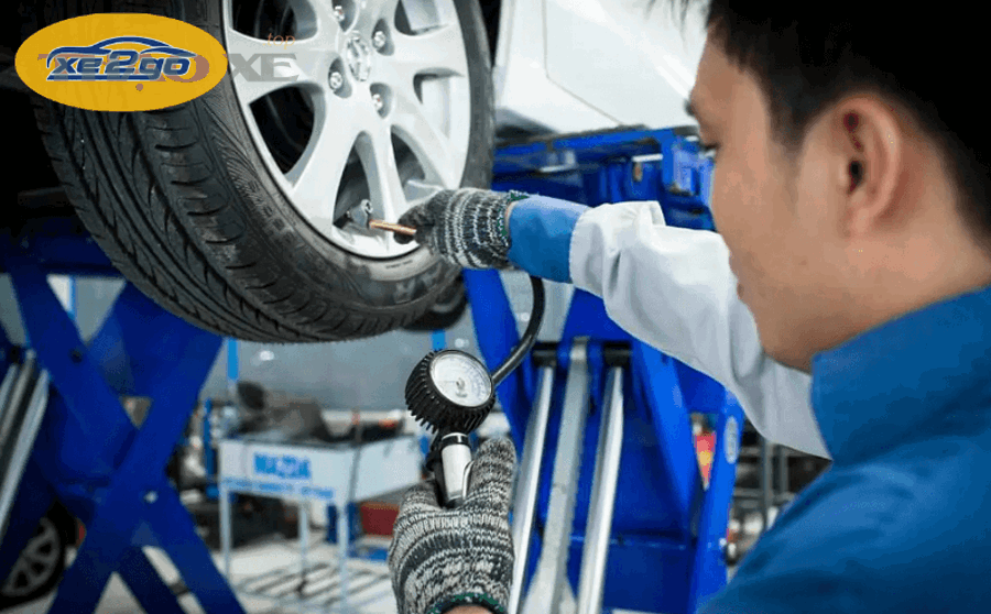 Kiểm tra áp suất lốp ô tô bằng đồng hồ đo tại nhà