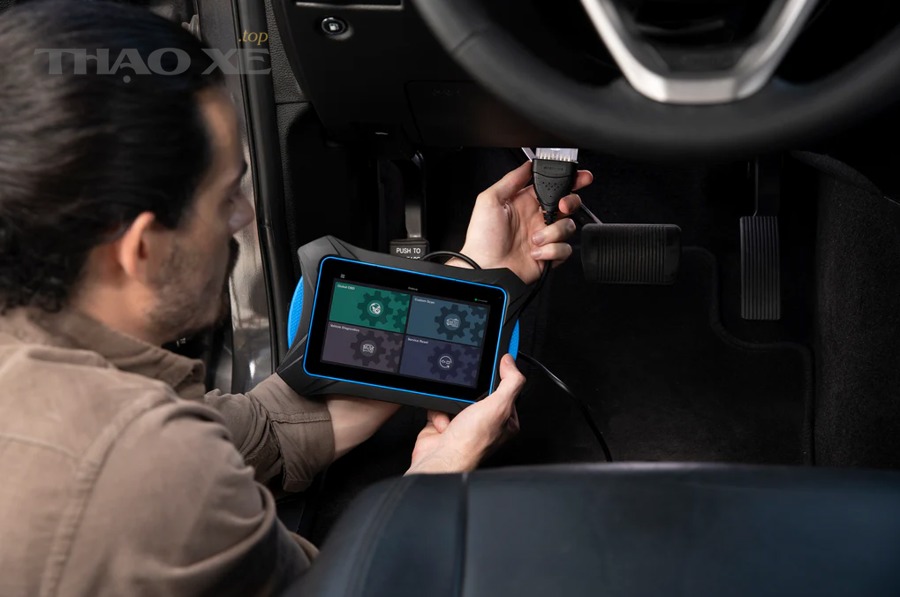 Thiết bị chẩn đoán OBD kết nối xe để kiểm tra lỗi và thực hiện reset BMS