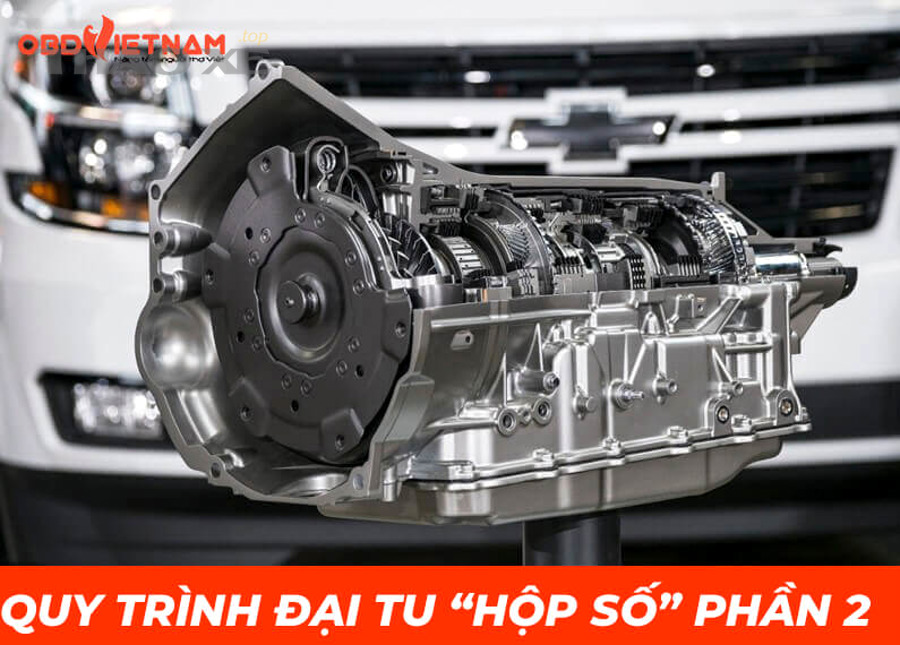 Cụm hộp số ô tô đang được tháo kiểm tra trong xưởng sửa chữa