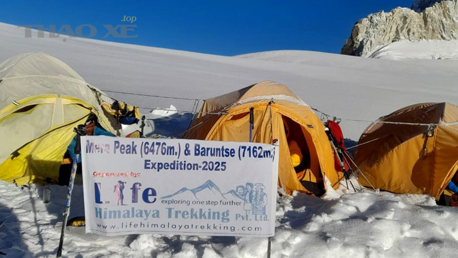 Xe ô tô đang chạy cho thấy dấu hiệu tiếng ồn và cảm giác lái liên quan đến lốp mòn răng cưa