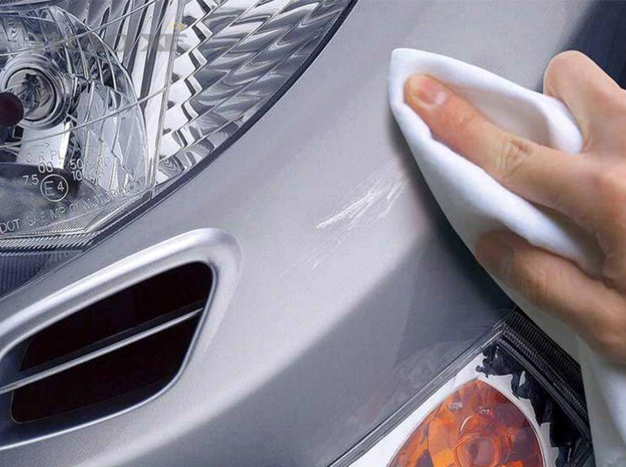 Kiểm tra bề mặt sơn ô tô dưới ánh sáng mạnh trước và sau khi xử lý xước