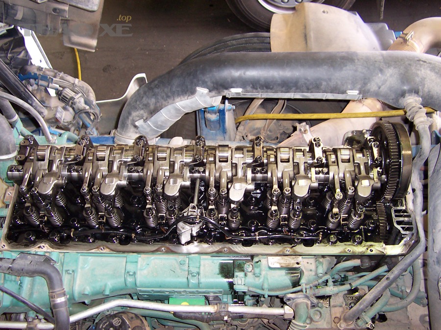 Cơ cấu trục cam và dàn cò trong động cơ diesel minh họa đồng bộ cam cơ