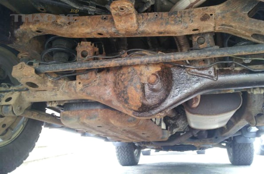 Rỉ sét nghiêm trọng ở phần chassis rail và gầm xe ô tô