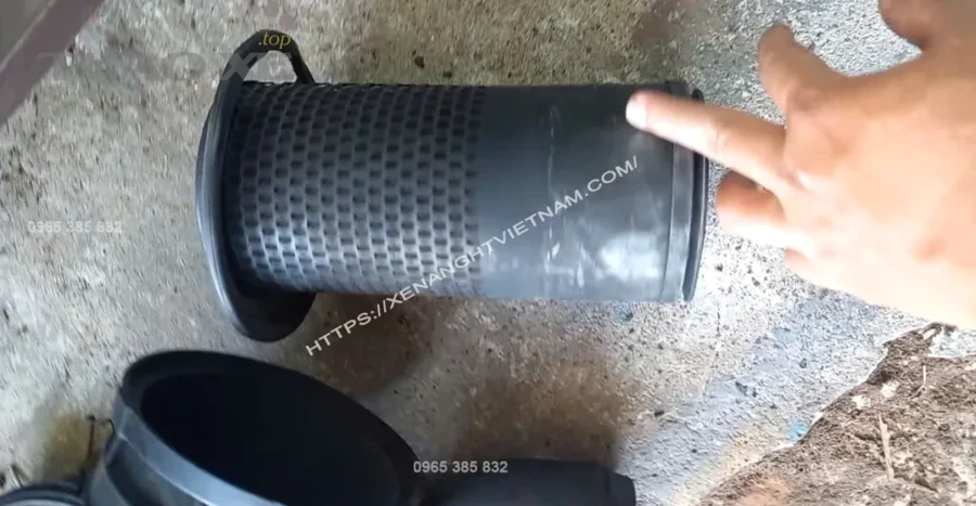 Lọc gió động cơ ô tô bám bẩn cần kiểm tra khi xe ra khói đen