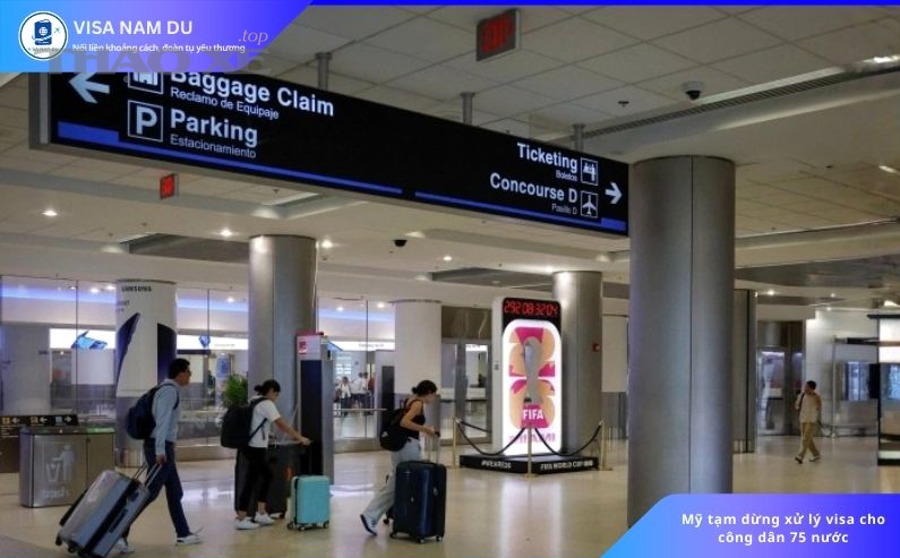 Gia đình xử lý tạm thời sự cố nước rò tại nhà