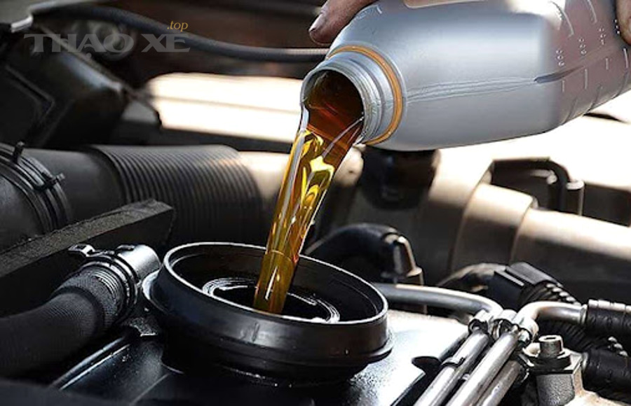 Chủ xe kiểm tra mức dầu nhớt trên ô tô bằng que thăm dầu
