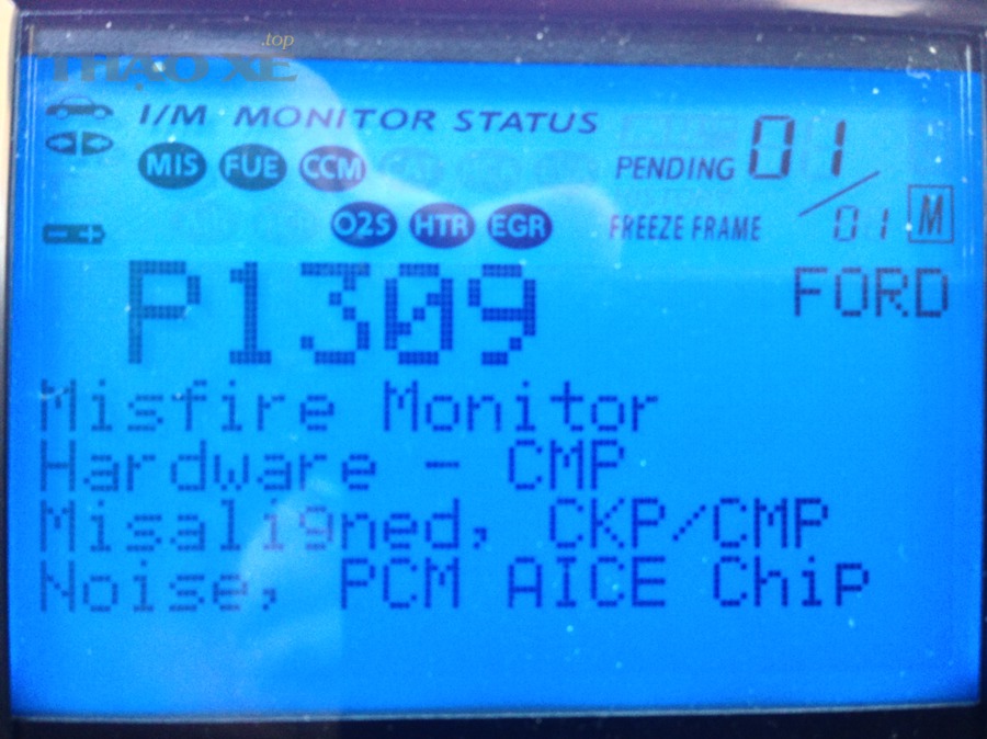 Máy quét lỗi OBD2 hiển thị mã lỗi liên quan đến check engine và misfire