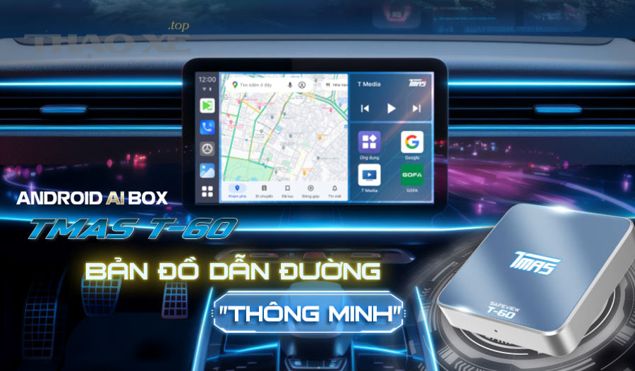 Người lái xe sử dụng hệ thống giải trí trung tâm trên ô tô