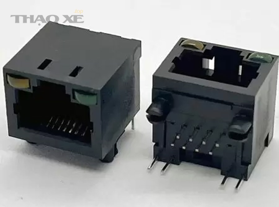Khoang lái nơi người dùng kiểm tra tín hiệu xi nhan và đèn cảnh báo