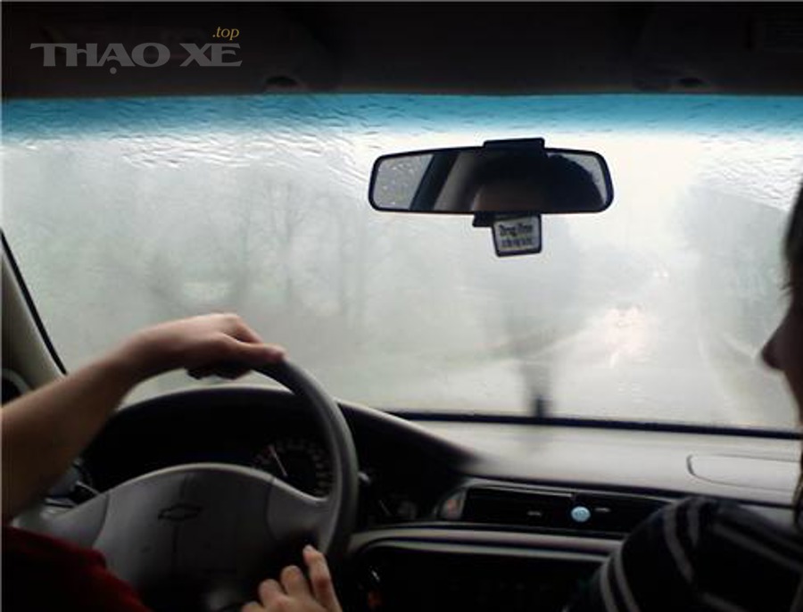 Mưa trên kính chắn gió ô tô, tầm nhìn hạn chế khi lái xe