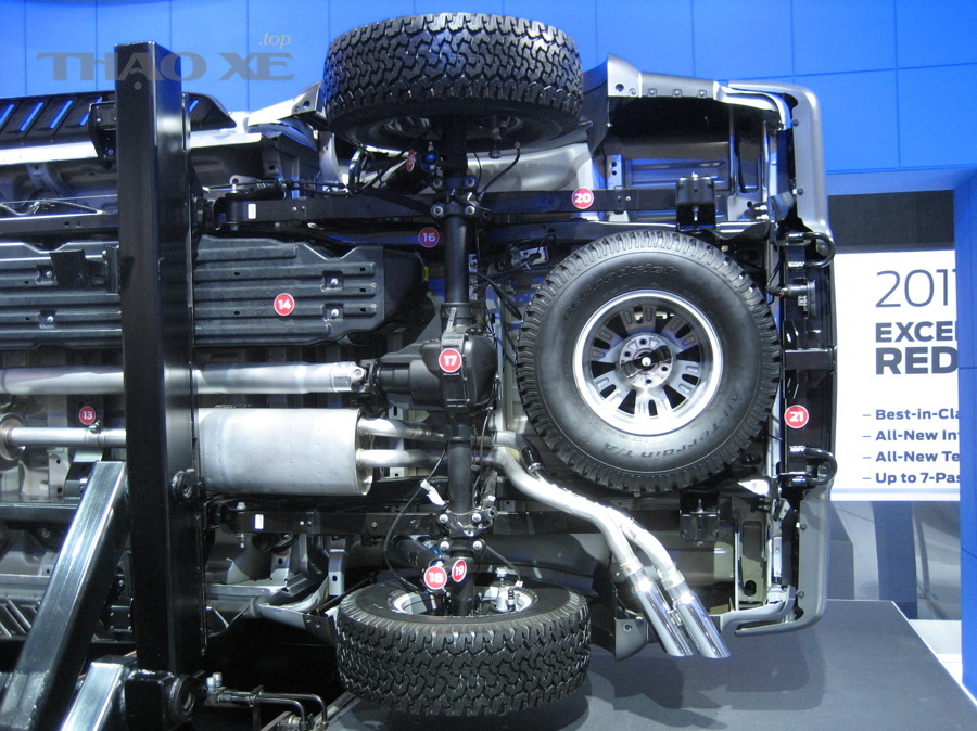 Ảnh phần gầm phía sau xe (rear underbody)
