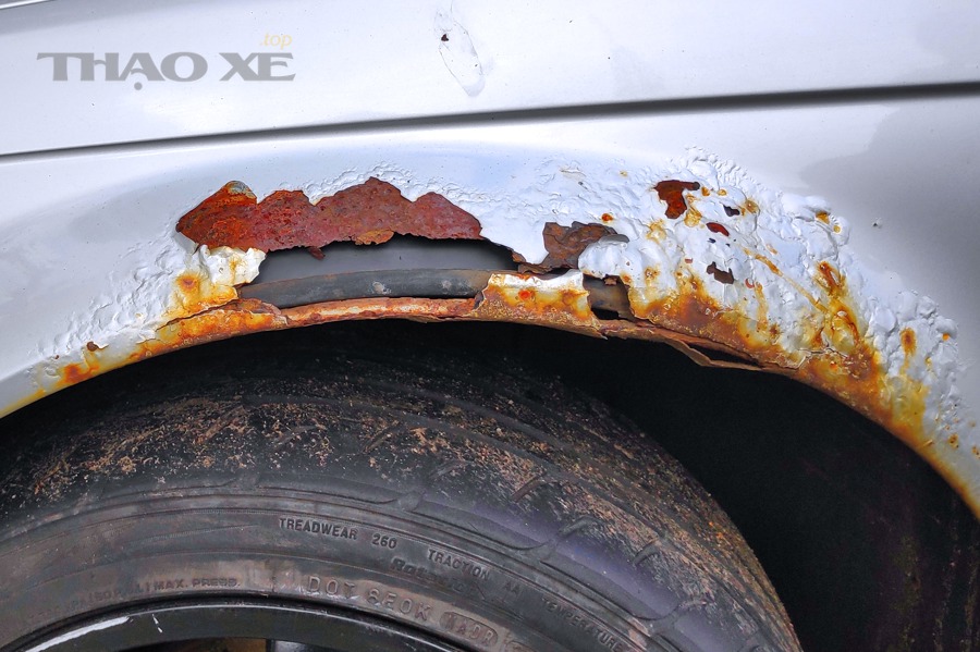 Rusty car bodywork rusted through in BMW 318i E46 free stock photo with attrib 1