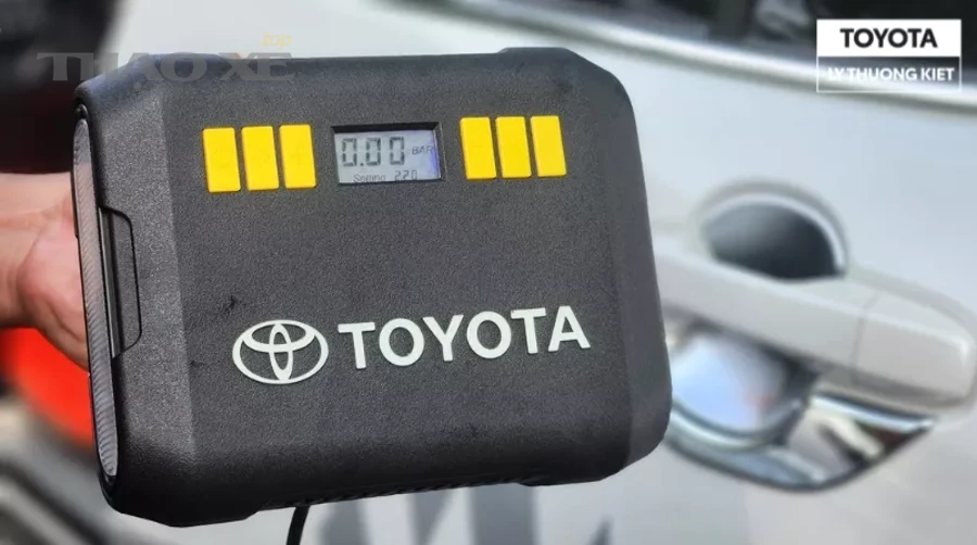 Kiểm tra lốp xe và dụng cụ trước chuyến đi (minh họa)