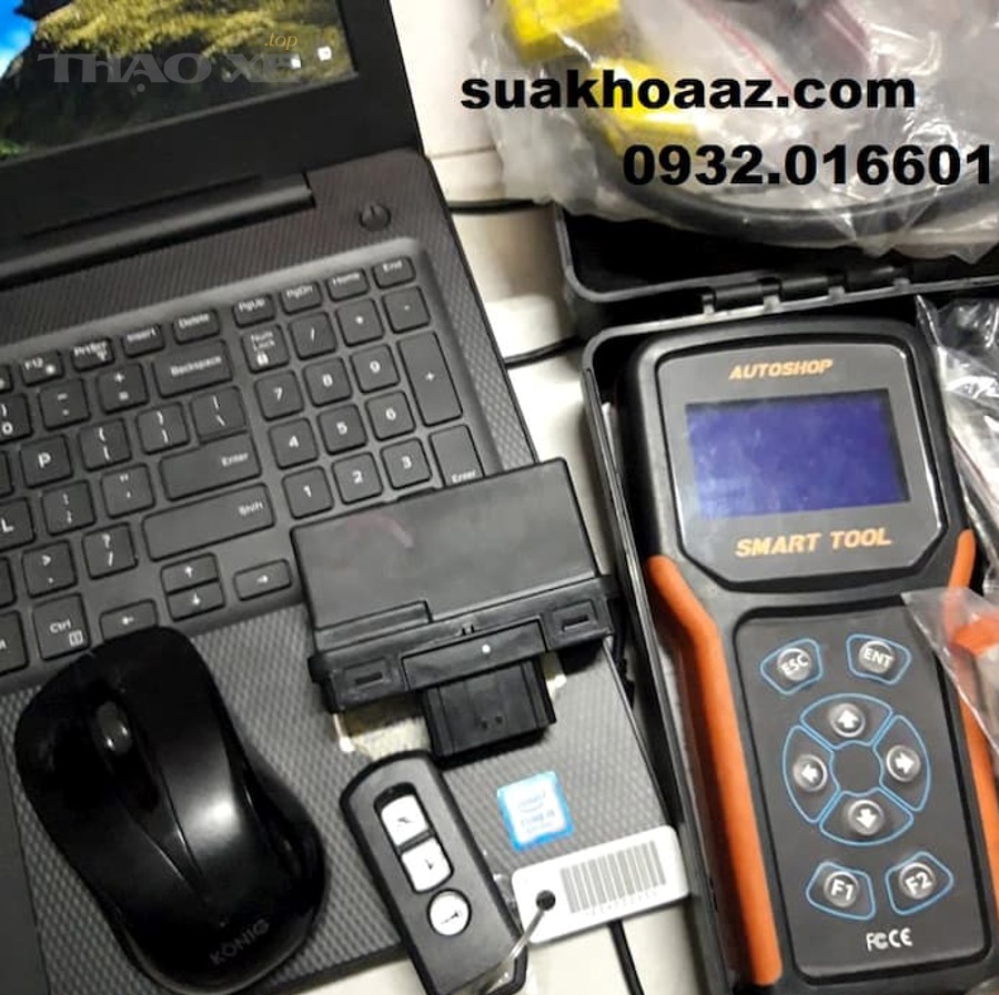 Remote chìa khóa và tay cầm trên nền tối