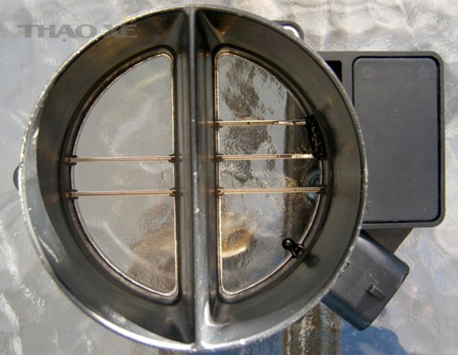 Hình minh họa cảm biến MAF trên xe (MAF sensor)