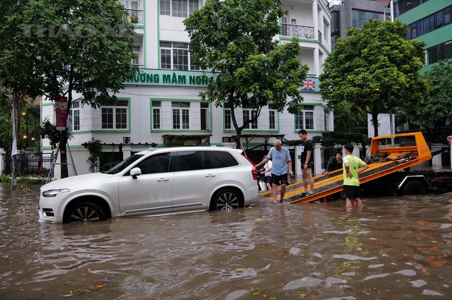 Những việc nào tuyệt đối không nên làm khi ô tô nghi bị thủy kích?