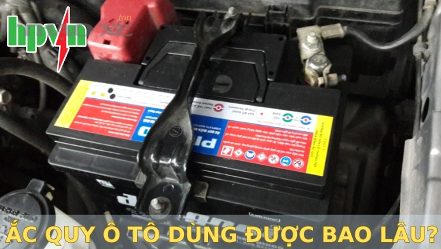 Ắc quy ô tô trong khoang động cơ với cọc bình và dây điện được lắp đúng kỹ thuật