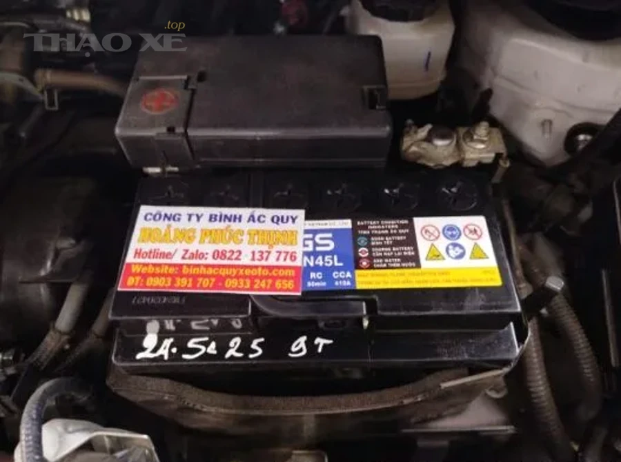 Thay ắc quy ô tô trong khoang động cơ