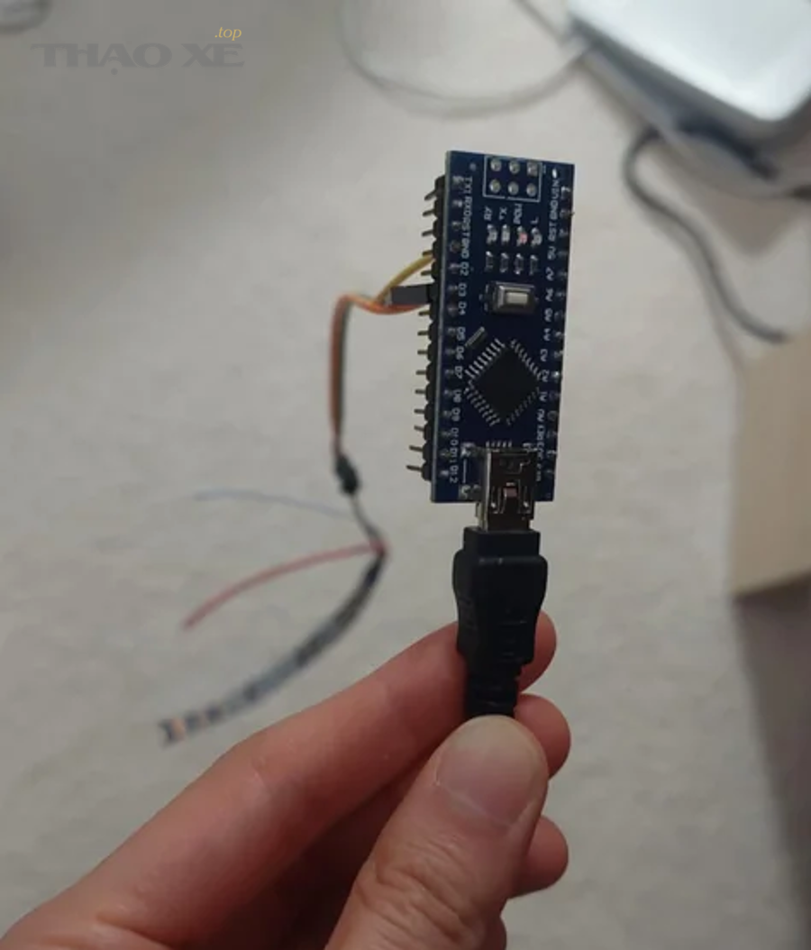 Kiểm tra giắc đèn ô tô và đo điện áp 12V tại vị trí đèn
