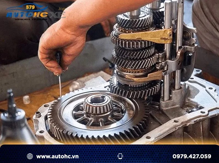 Kỹ thuật viên ô tô tư vấn phương án sửa chữa và báo giá cho chủ xe
