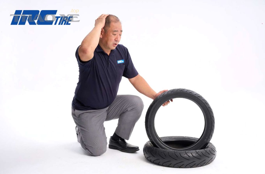 Kiểm tra áp suất lốp ô tô bằng đồng hồ đo áp suất