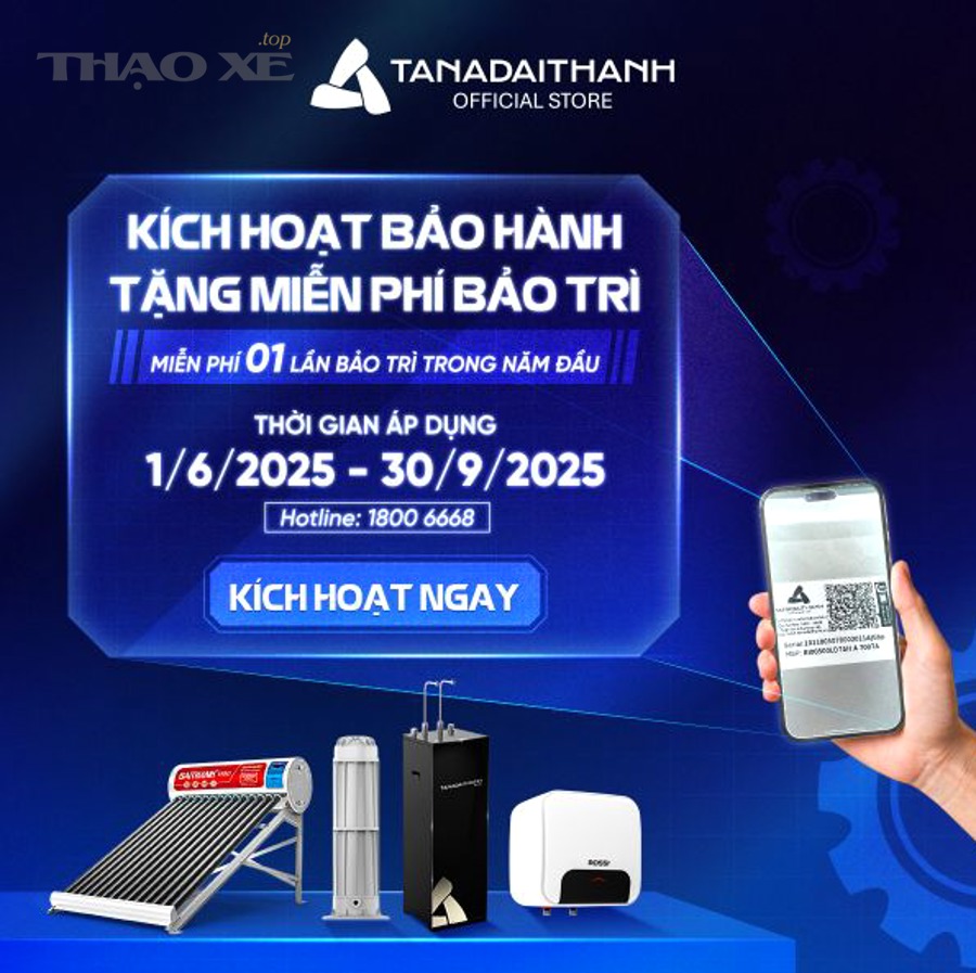 Kỹ thuật viên kiểm tra động cơ ô tô trước khi đại tu