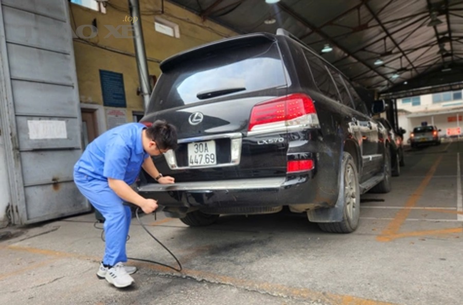 Khói trắng từ ống xả ô tô cần được phân biệt giữa hơi nước bình thường và dấu hiệu hỏng động cơ