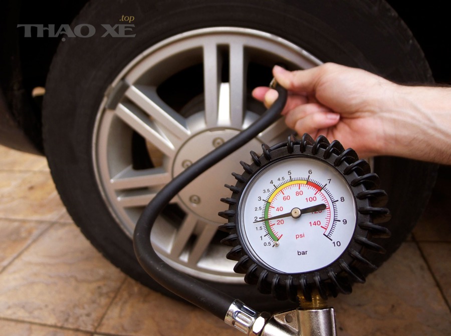 Những trường hợp nào khiến áp suất lốp trước/sau cần được hiểu linh hoạt hơn thông số thông thường?