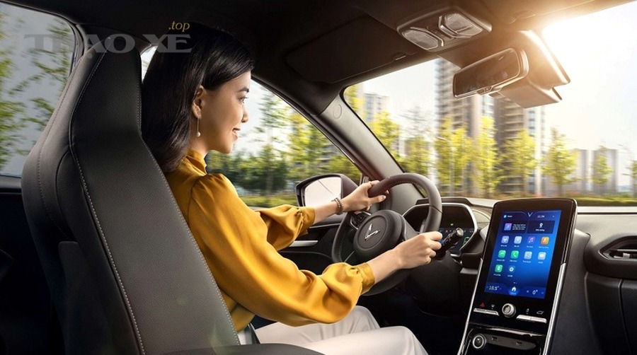 Xe ô tô chạy trên đường thẳng để kiểm tra hiện tượng lệch lái