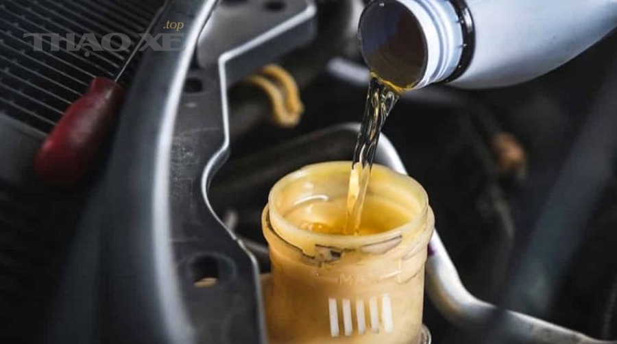 Rò rỉ dầu trên ống thủy lực (minh họa cho rò rỉ ống dầu trợ lực)