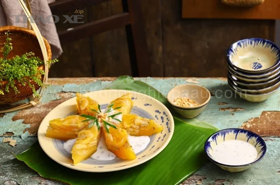 Khoang máy ô tô với các cụm chi tiết hệ thống làm mát và động cơ