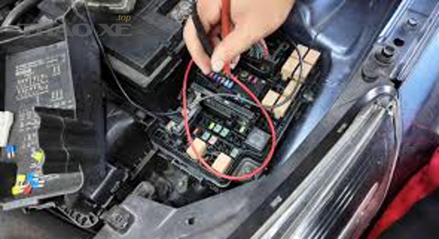 Kiểm tra hộp cầu chì bị ẩm và kiểm tra ECU bị ẩm khác nhau như thế nào?