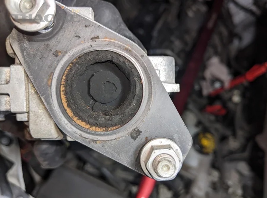 Muội than bám dày trong hệ thống EGR và đường nạp (minh họa EGR bẩn)