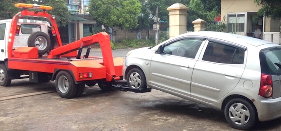 Xe cứu hộ kéo ô tô về gara để kiểm tra và sửa chữa an toàn
