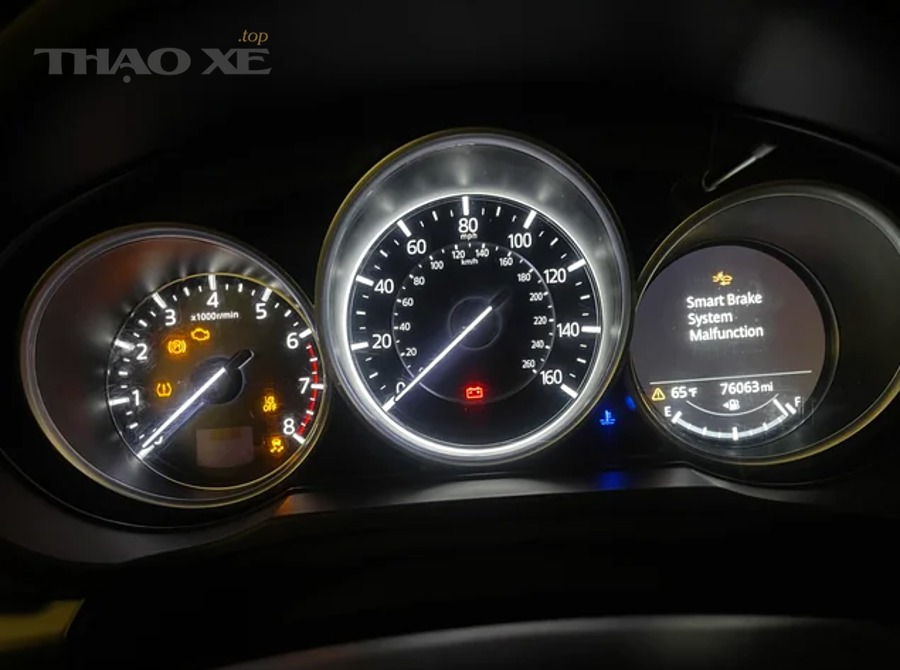 Xe ô tô đang được chẩn đoán lỗi đề quay nhưng không nổ