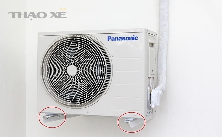 Người dùng gia đình kiểm tra mặt nạ và lưới lọc điều hòa tại nhà