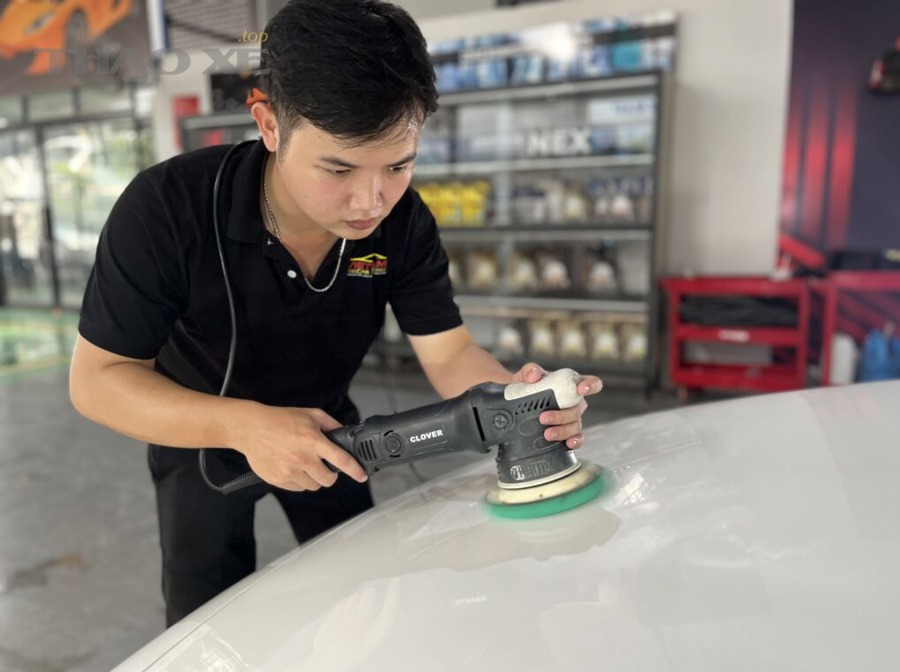 Máy đánh bóng đang hiệu chỉnh bề mặt sơn xe có xước xoáy