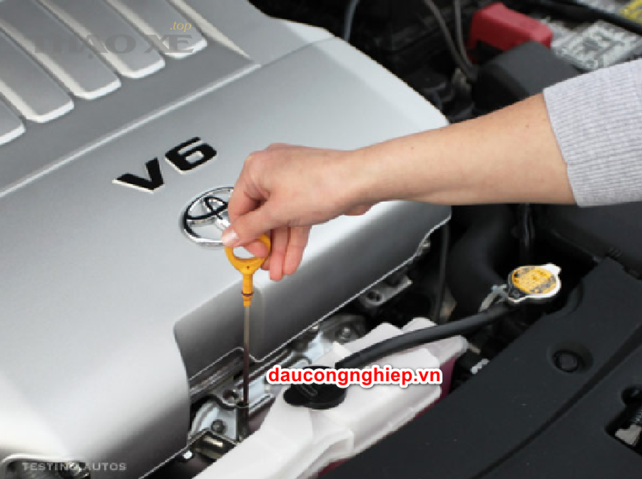 Theo dõi vết dầu và kiểm tra mức dầu bằng que thăm dầu