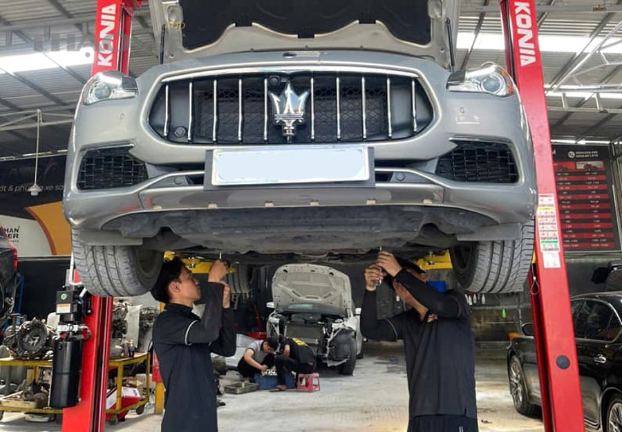 Khoang động cơ ô tô được kiểm tra để tìm nguyên nhân rung khi nổ máy