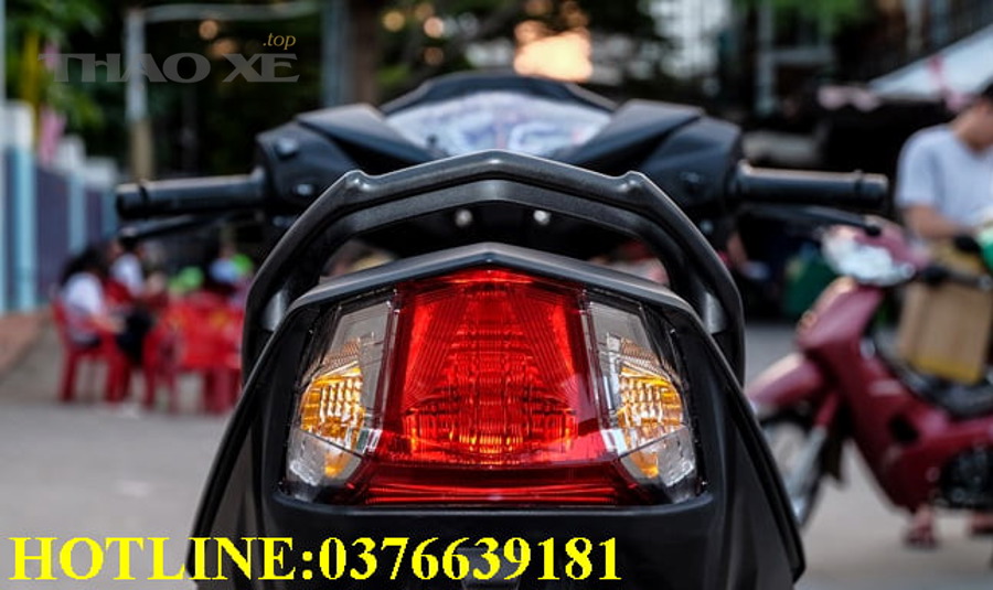Kỹ thuật viên kiểm tra hệ thống điện và đèn hậu ô tô