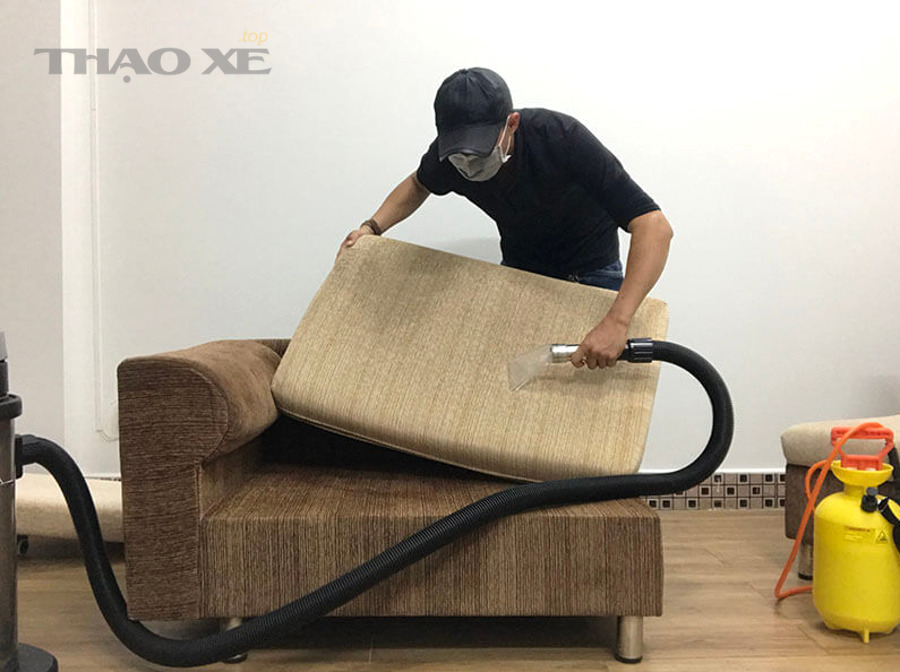 Kiểm tra thảm sàn ô tô sau khi bị ướt để quyết định sấy khô ngay