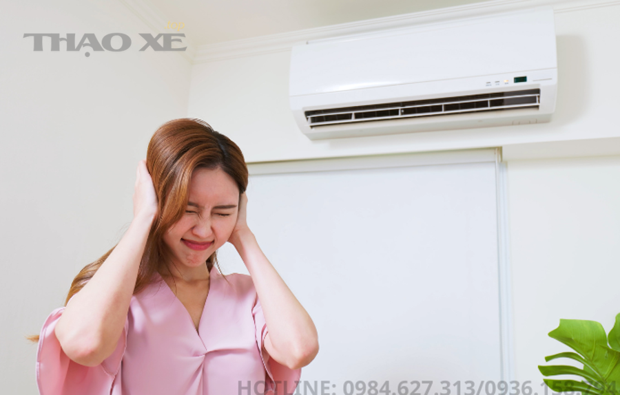 Kỹ thuật viên kiểm tra dàn nóng điều hòa bị rung và phát tiếng ồn