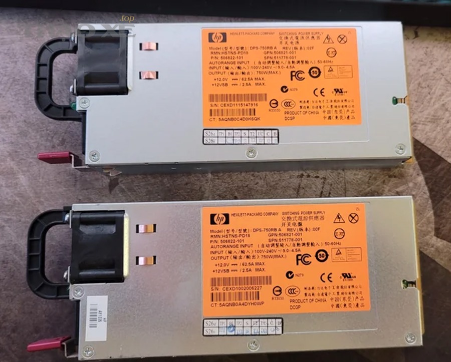 Dụng cụ kiểm tra nguồn 12V tại đèn ô tô gồm đồng hồ vạn năng và đèn thử điện