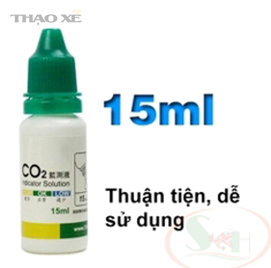 Chủ xe kiểm tra nhiệt độ và khoang động cơ ô tô