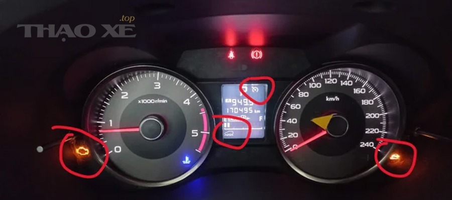 Đèn check engine sáng sau khi đổ xăng trên bảng táp lô ô tô