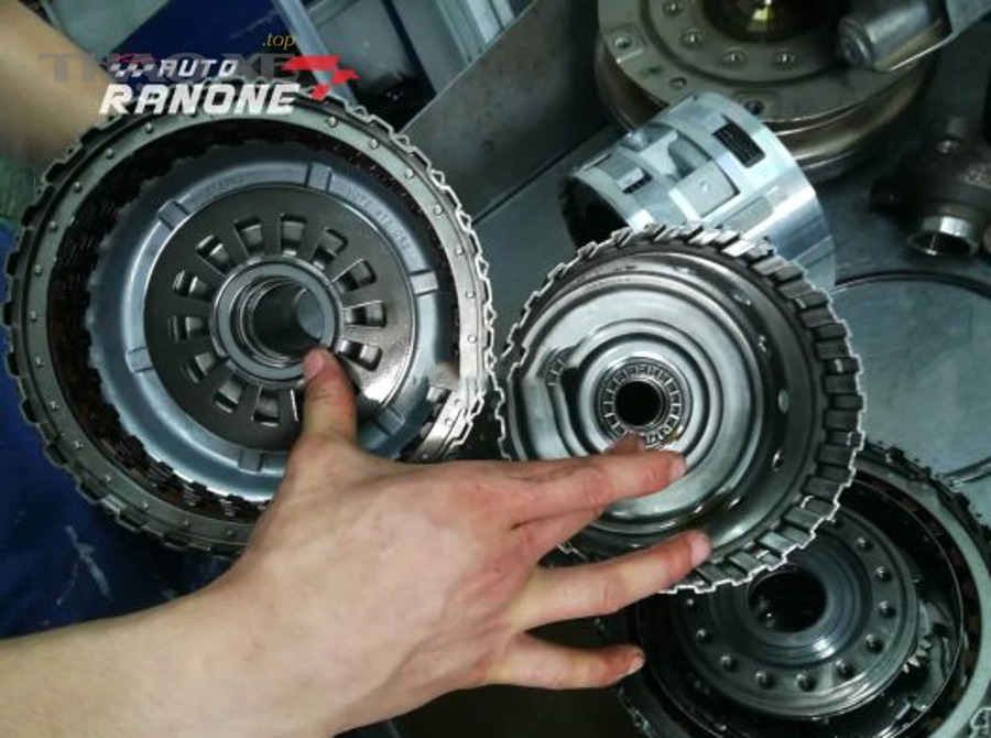 Kỹ thuật viên kiểm tra hộp số ô tô trong xưởng sửa chữa