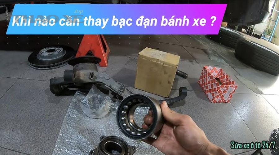 Giá đỡ (jack stand) khi nâng xe kiểm tra bánh