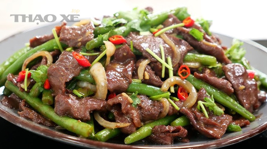Thợ kỹ thuật kiểm tra dầu động cơ ô tô bị hao dầu