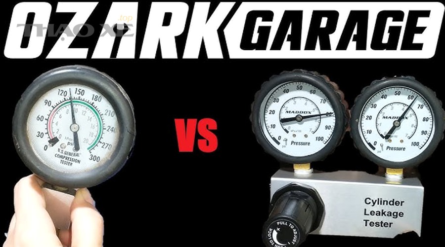 Kỹ thuật viên kiểm tra động cơ ô tô trước khi thực hiện test nén và leak-down
